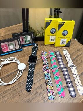 Apple Watch SE 40mm GPS. Includes all items pictured/listed below.